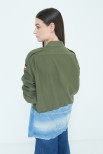 GIACCA FONDO JEANS CON SPILLA VERDE