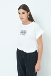 T-SHIRT CON SCRITTA BIANCO