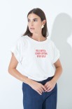 T-SHIRT CON SCRITTA ROSSO