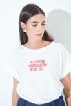 T-SHIRT CON SCRITTA ROSSO