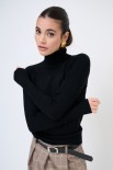 MAGLIA COLLO ALTO TAGLIO RAGLAN NERO