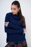 MAGLIA COLLO CIAMBELLA CON PROFILI PELLICCIA BLU SCURO