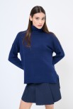 MAGLIA OVER COLLO ALTO CON SPACCHI BLU SCURO