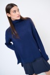 MAGLIA OVER COLLO ALTO CON SPACCHI BLU SCURO