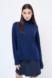 MAGLIA OVER COLLO ALTO CON SPACCHI BLU SCURO