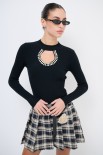 MAGLIA SCOLLO CON BUCO E STRASS NERO