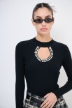 MAGLIA SCOLLO CON BUCO E STRASS NERO