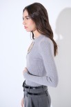 MAGLIA SCOLLO CON BUCO E STRASS GRIGIO