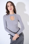 MAGLIA SCOLLO CON BUCO E STRASS GRIGIO