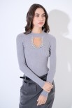 MAGLIA SCOLLO CON BUCO E STRASS GRIGIO