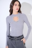 MAGLIA SCOLLO CON BUCO E STRASS GRIGIO