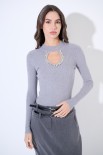 MAGLIA SCOLLO CON BUCO E STRASS GRIGIO