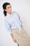 CAMICIA OVER CON CRAVATTA E SPILLE CELESTE