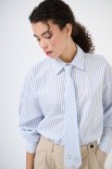 CAMICIA OVER CON CRAVATTA E SPILLE CELESTE