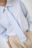 CAMICIA OVER CON CRAVATTA E SPILLE CELESTE