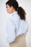 CAMICIA OVER CON CRAVATTA E SPILLE CELESTE