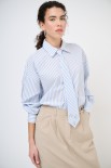 CAMICIA OVER CON CRAVATTA E SPILLE CELESTE