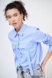 CAMICIA CON TASCHE CELESTE