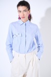 CAMICIA BASICA CON TASCHINO E SPILLE CELESTE