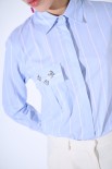 CAMICIA BASICA CON TASCHINO E SPILLE CELESTE