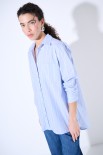 CAMICIA OVER CON RICAMO CELESTE