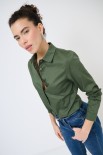 CAMICIA SLIM CON PINCES VERDE MILITARE