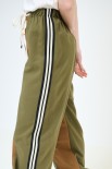 PANTALONE JOGGER BICOLOR CON BANDA VERDE MILITARE/TABACCO