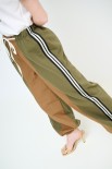 PANTALONE JOGGER BICOLOR CON BANDA VERDE MILITARE/TABACCO