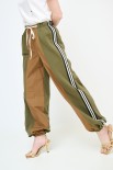 PANTALONE JOGGER BICOLOR CON BANDA VERDE MILITARE/TABACCO