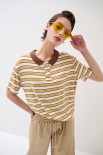 POLO CROP CON SPACCHI A RIGHE M/MANICA SENAPE