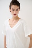 T-SHIRT COLLO A V STAMPA BOUQUET SUL DT BIANCO