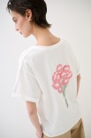 T-SHIRT COLLO A V STAMPA BOUQUET SUL DT BIANCO