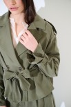 TRENCH CORTO CON CINTURA TENCELL VERDE MILITARE