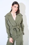 TRENCH CORTO CON CINTURA TENCELL VERDE MILITARE