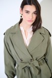 TRENCH CORTO CON CINTURA TENCELL VERDE MILITARE