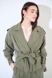 TRENCH CORTO CON CINTURA TENCELL VERDE MILITARE