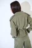 TRENCH CORTO CON CINTURA TENCELL VERDE MILITARE