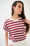 T-SHIRT SCATOLINA CON TASCA RIGHE VINO