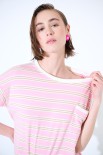 T-SHIRT SCATOLINA CON TASCA RIGHE ROSA