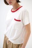 T-SHIRT CON PROFILI COSTINA E TASCA BIANCO/ROSSO