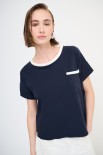 T-SHIRT CON PROFILI COSTINA E TASCA BLU/PANNA