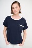 T-SHIRT CON PROFILI COSTINA E TASCA BLU/PANNA