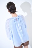 BLUSA CON FIOCCO DIETRO CELESTE