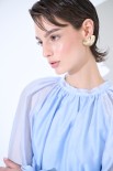 BLUSA CON FIOCCO DIETRO CELESTE