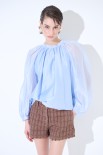 BLUSA CON FIOCCO DIETRO CELESTE