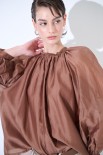BLUSA CON FIOCCO DIETRO MORO