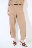 PANTALONE DRITTO CON PINCE CHIUSE E CINTURA CAMMELLO