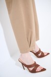 PANTALONE DRITTO CON PINCE CHIUSE E CINTURA CAMMELLO