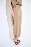 PANTALONE DRITTO CON PINCE CHIUSE E CINTURA CAMMELLO