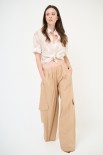 PANTALONE AMPIO CON TASCONE TELA PARACADUTE CAMMELLO
